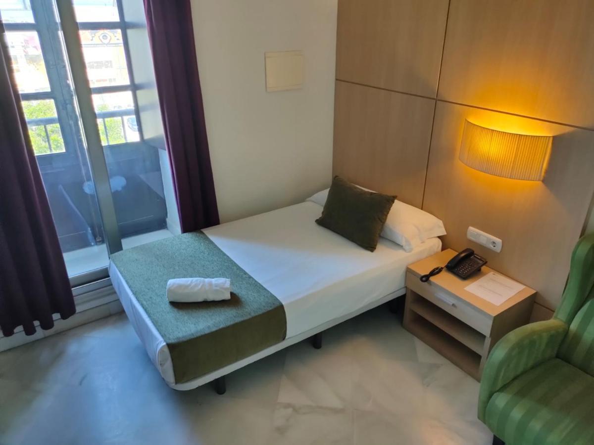Standard Single Room,779405718:JPEG
